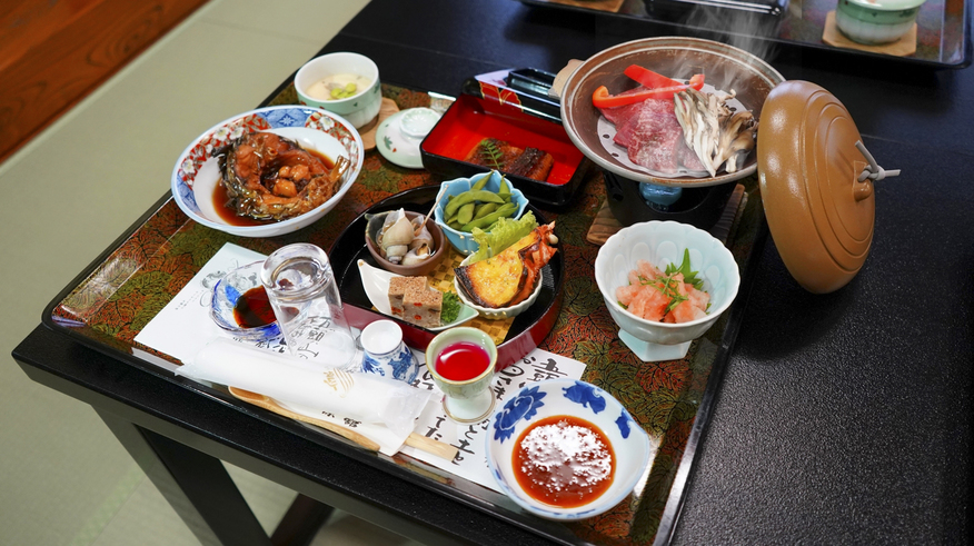 *ご夕食一例／お米は五頭連峰の名水で育った自家栽培のコシヒカリ、日本海の幸・地野菜が揃います