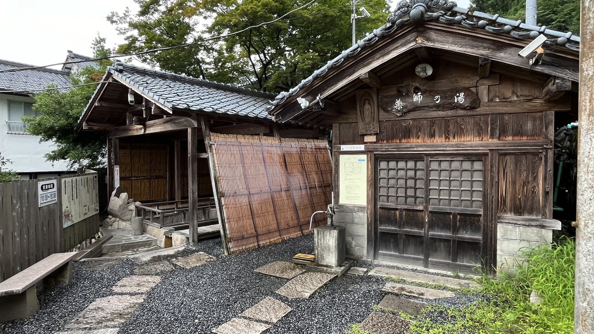 *村杉温泉「薬師の足湯」/ジェット・バブル・足裏マッサージを楽しめます