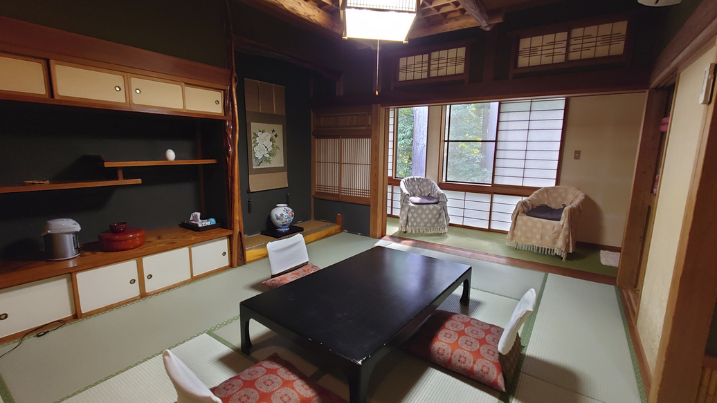 *和室10畳／どこか懐かしい落ち着いた雰囲気のお部屋。最大5名様まで宿泊可能