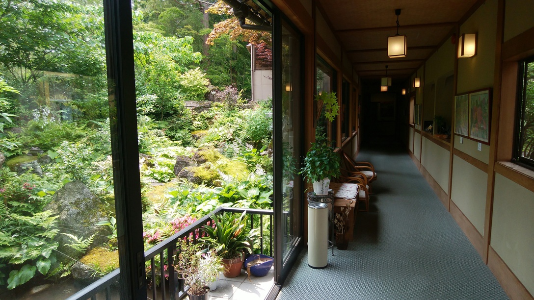 *館内／窓の外に広がる中庭をのぞみながらホッと一息。五頭山麓の豊かな自然に癒されます