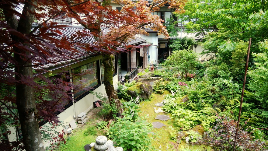 *中庭／落ち着いた雰囲気の中庭。お部屋は中庭に面しており、自然のなかでゆったりお過ごしいただけます