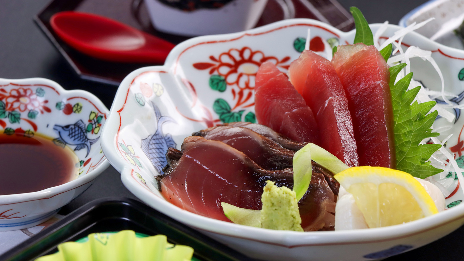 #夕食一例新鮮なかつおのお刺身を味わっていただけます