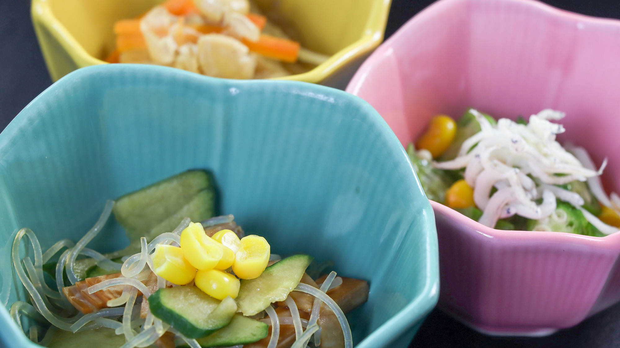 #朝食一例お野菜たっぷりの小鉢が３つついてきます