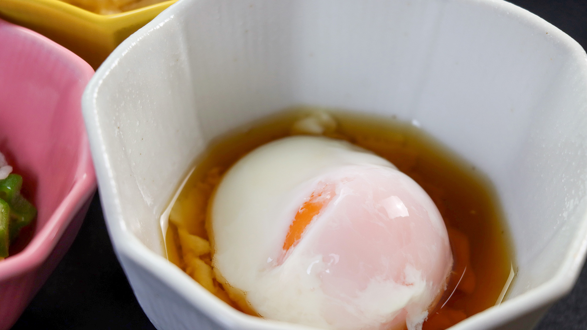 #朝食一例魚沼産コシヒカリに温泉卵をかけてお召し上がりください