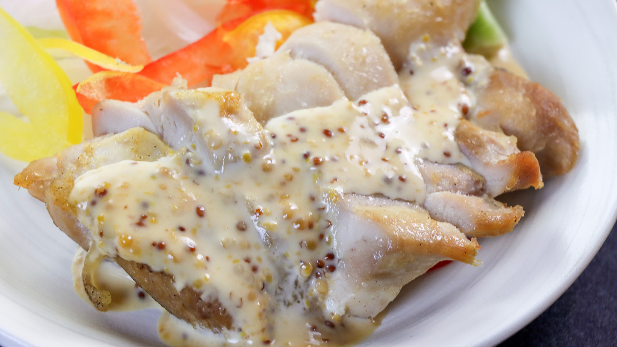 #夕食一例特製のマスタードソースのかかったチキンステーキです