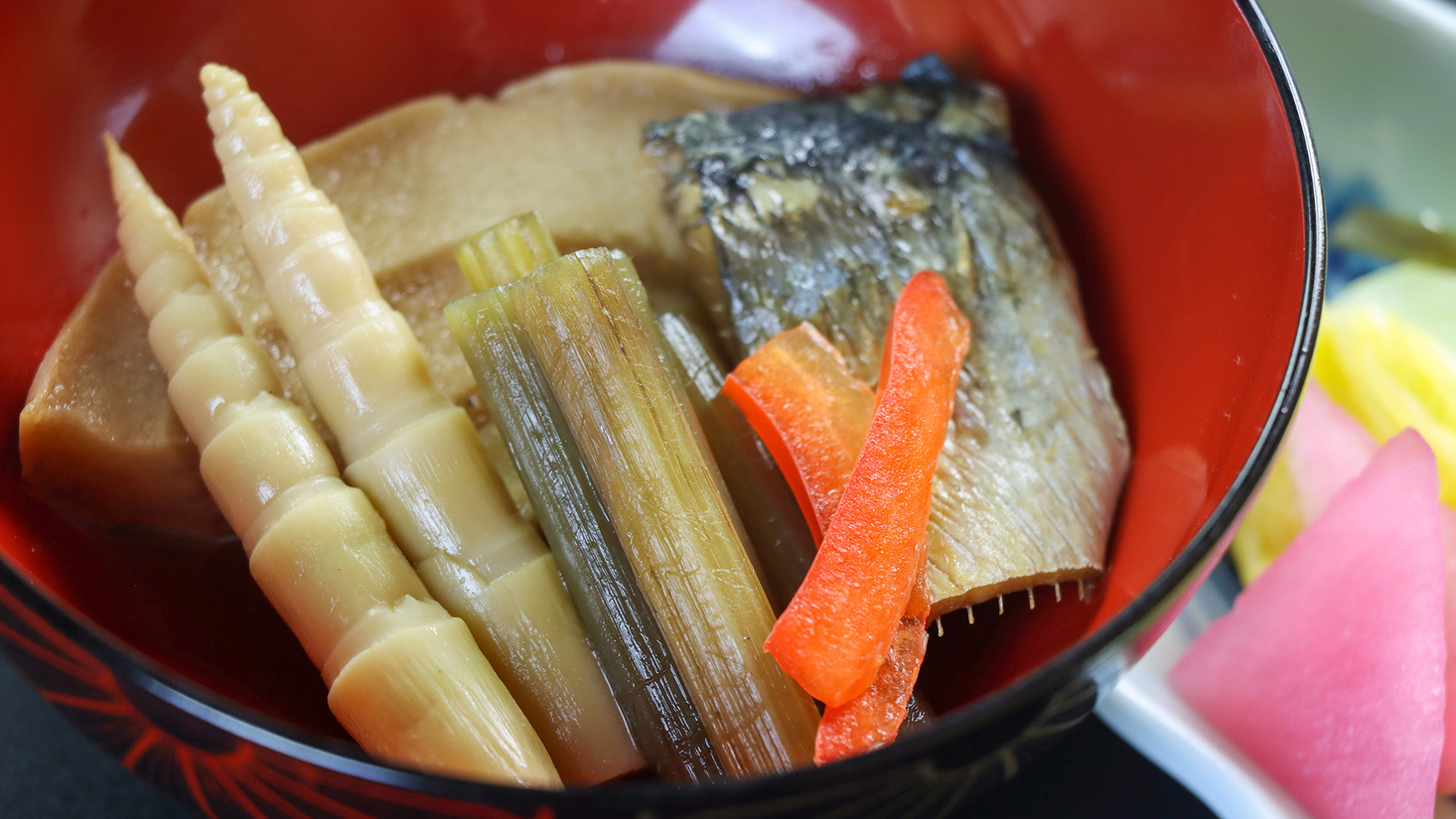 #夕食一例じっくり煮込んだ地元で採れた山菜の煮物です