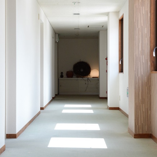 清潔感を感じられる白を基調とした歩廊に、太陽の光が窓を通してアクセントを加えます。