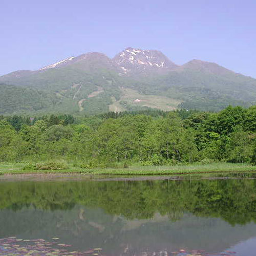 *いもり池（当館から車で約10分）妙高山を水面にくっきり映し出します。水芭蕉の群生地としても有名。