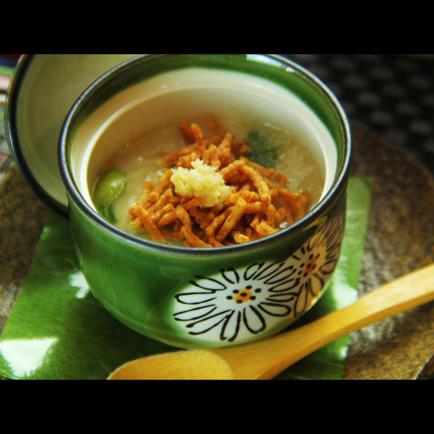 茶碗蒸しには揚げた蕎麦を乗せてあります