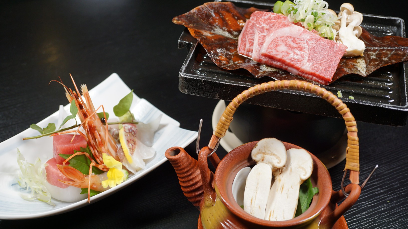 ご夕食イメージ（地魚などのお造り4点盛、飛騨牛の朴葉焼き、松茸と蛤の土瓶蒸し）