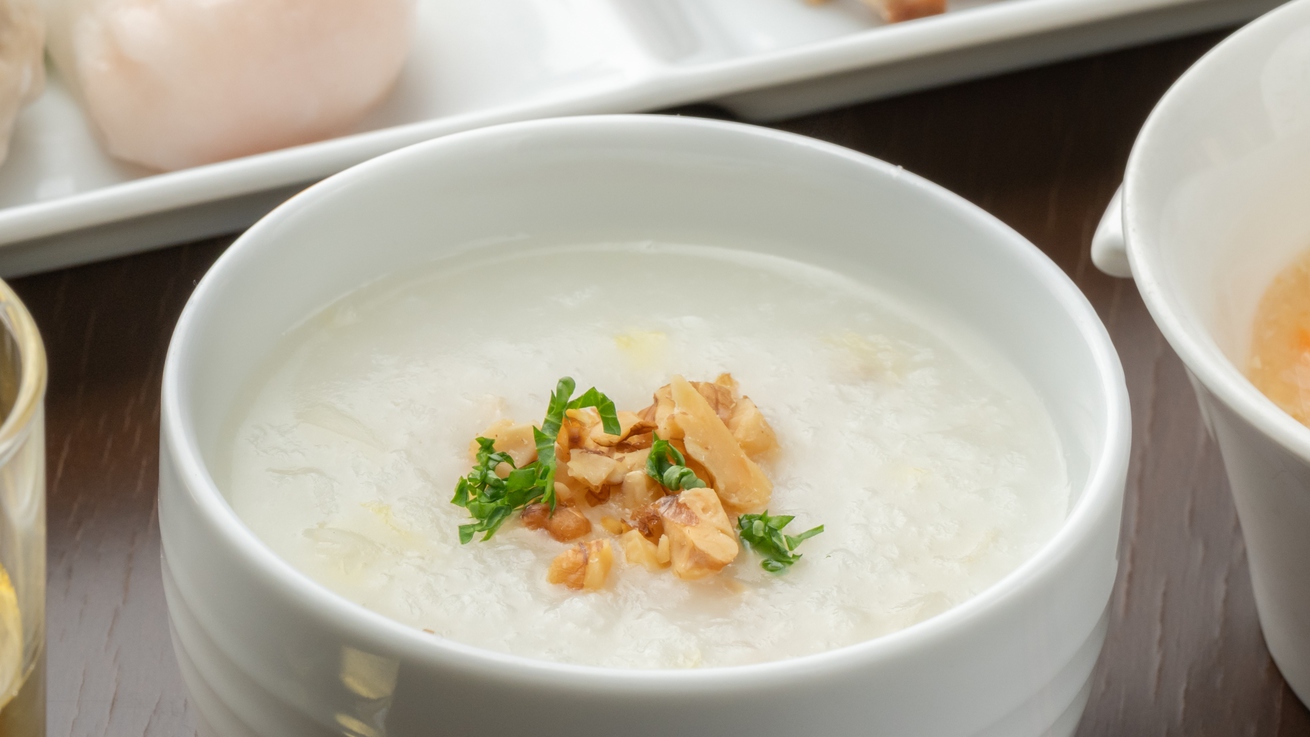【中華朝食】シェフこだわりの中華粥。疲れた体にじんわりと染み渡ります。