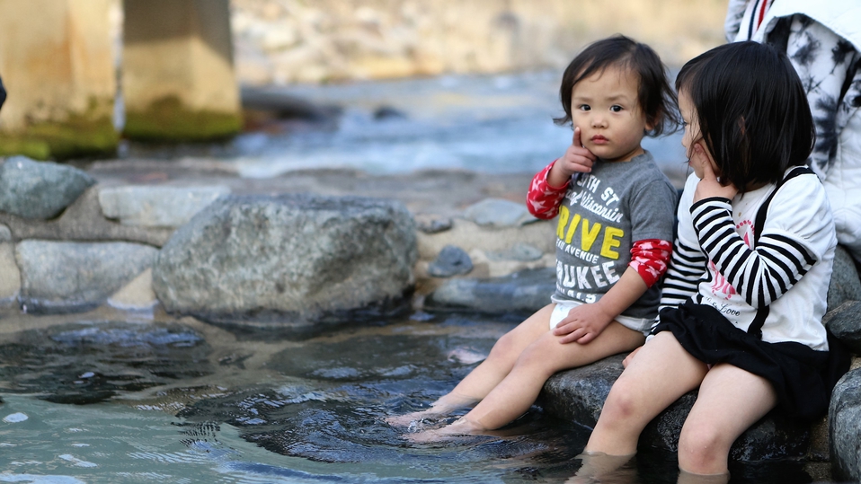 足湯と子供