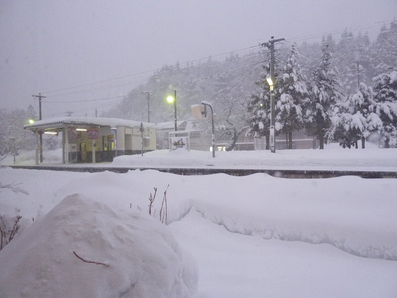 雪景色の中山平温泉駅