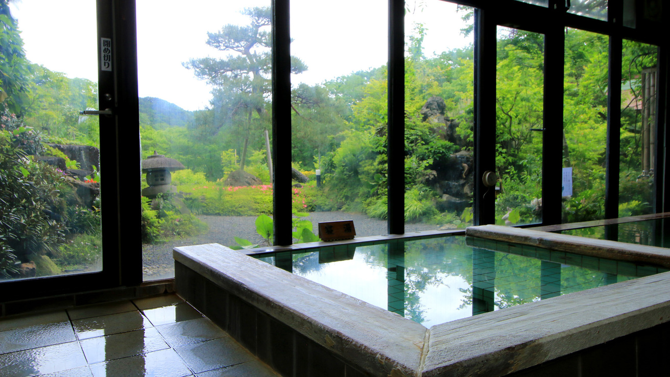 #【福寿の湯】体の芯まで温まる「寝湯」は、四季折々の景色を眺めながら…;