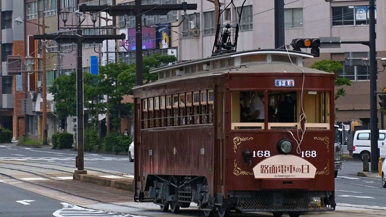 電車、街並み