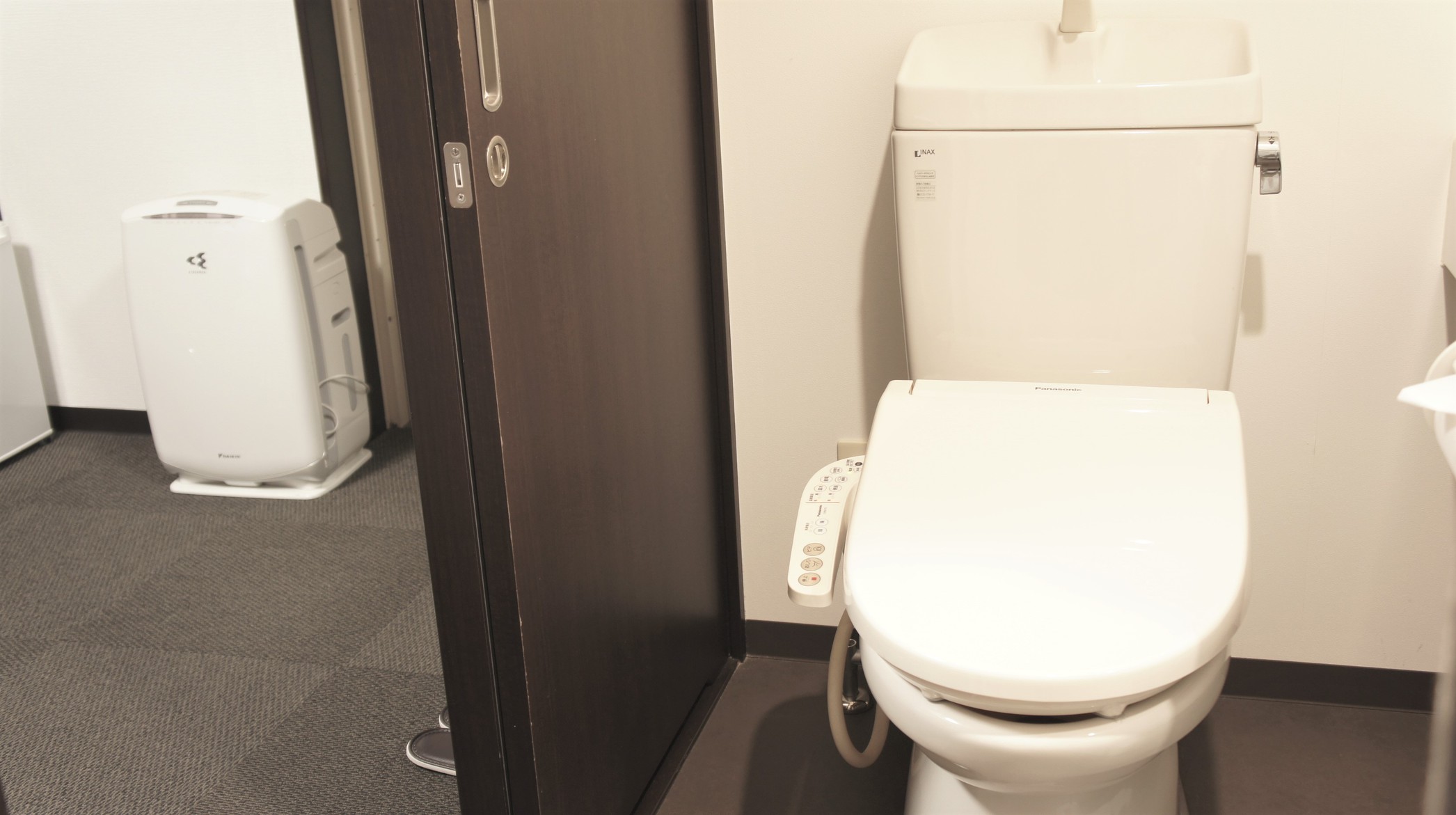 全室、洗浄器付トイレを設置