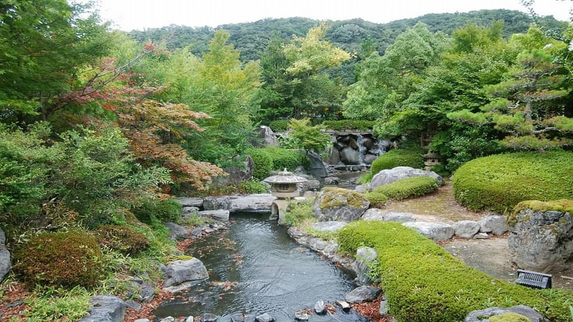 【日本庭園】館内の随所より、それぞれ趣の異なる庭園の眺めを見る事ができます。