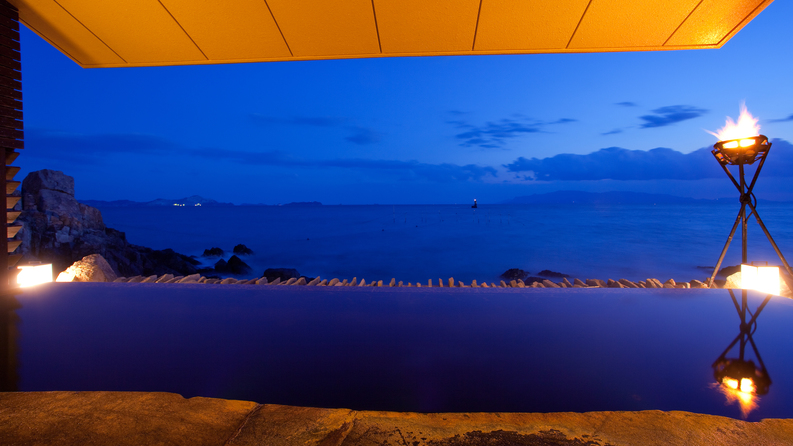  【岩海の湯】夕暮れ過ぎには瀬戸内海が美しい群青色に染まります。