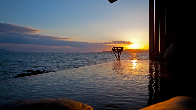 【天海の湯】西の空があかね色に染まる夕暮れの美しい露天風呂の景色。