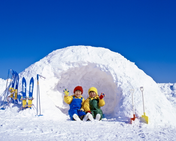 家族で雪遊び