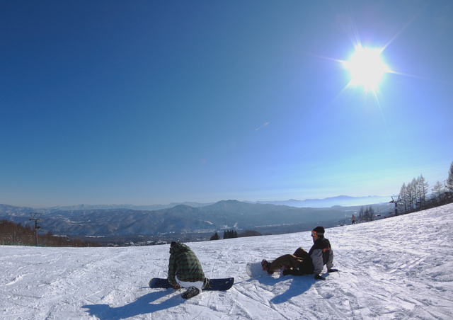 1500m級の山々を見下ろすゲレンデ山頂