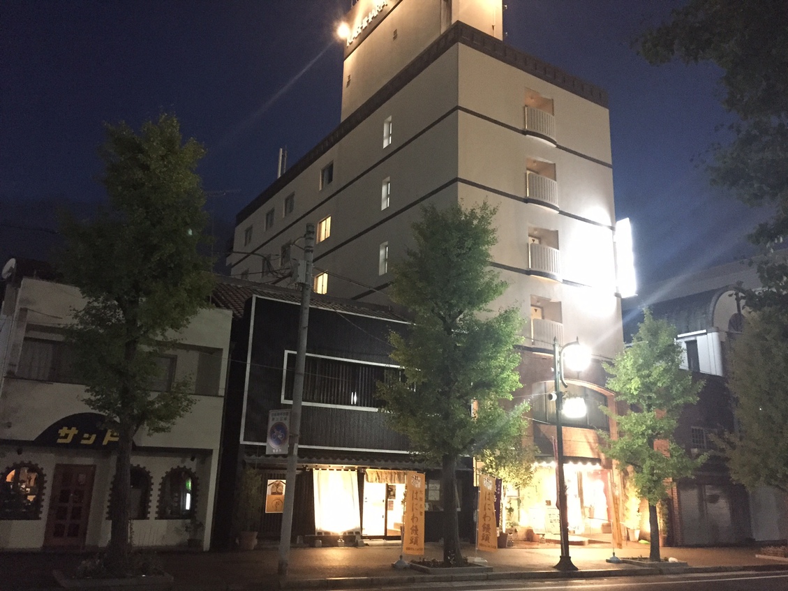 橿原神宮前駅中央口下車橿原神宮に向かってまっすぐ進んでいただくと、徒歩２分左手にございます。