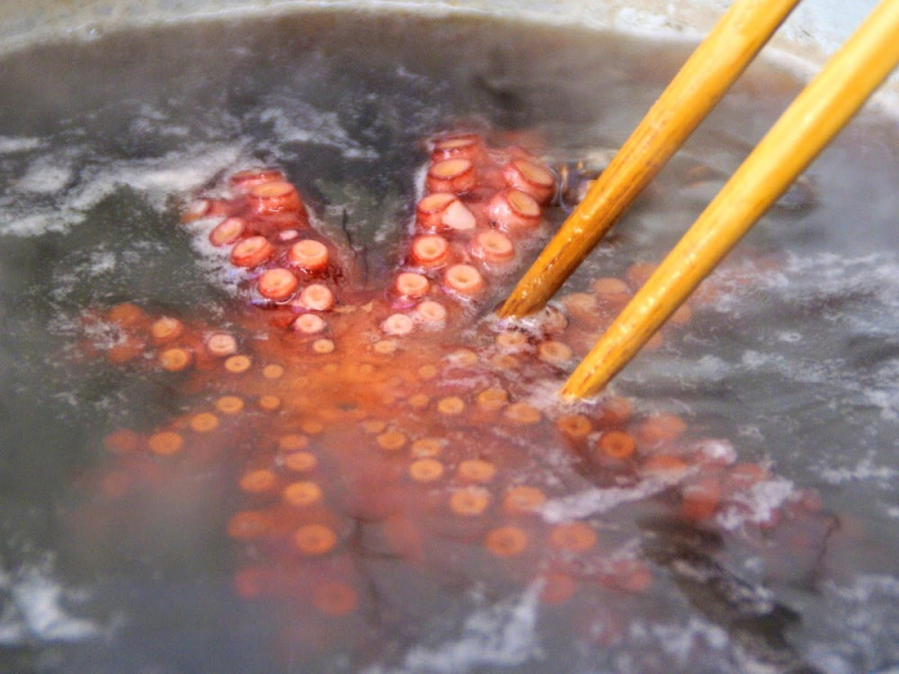 名物料理 地ダコの丸茹で