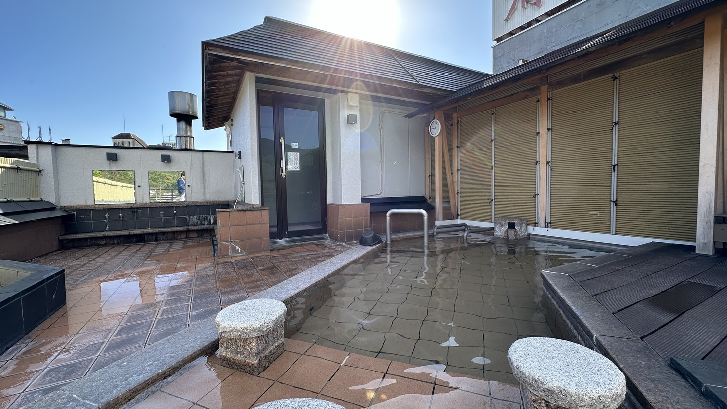 【貸し切り温泉／展望露天風呂】地上7階の展望風呂。風の匂いと四季の移り変わりが楽しめる