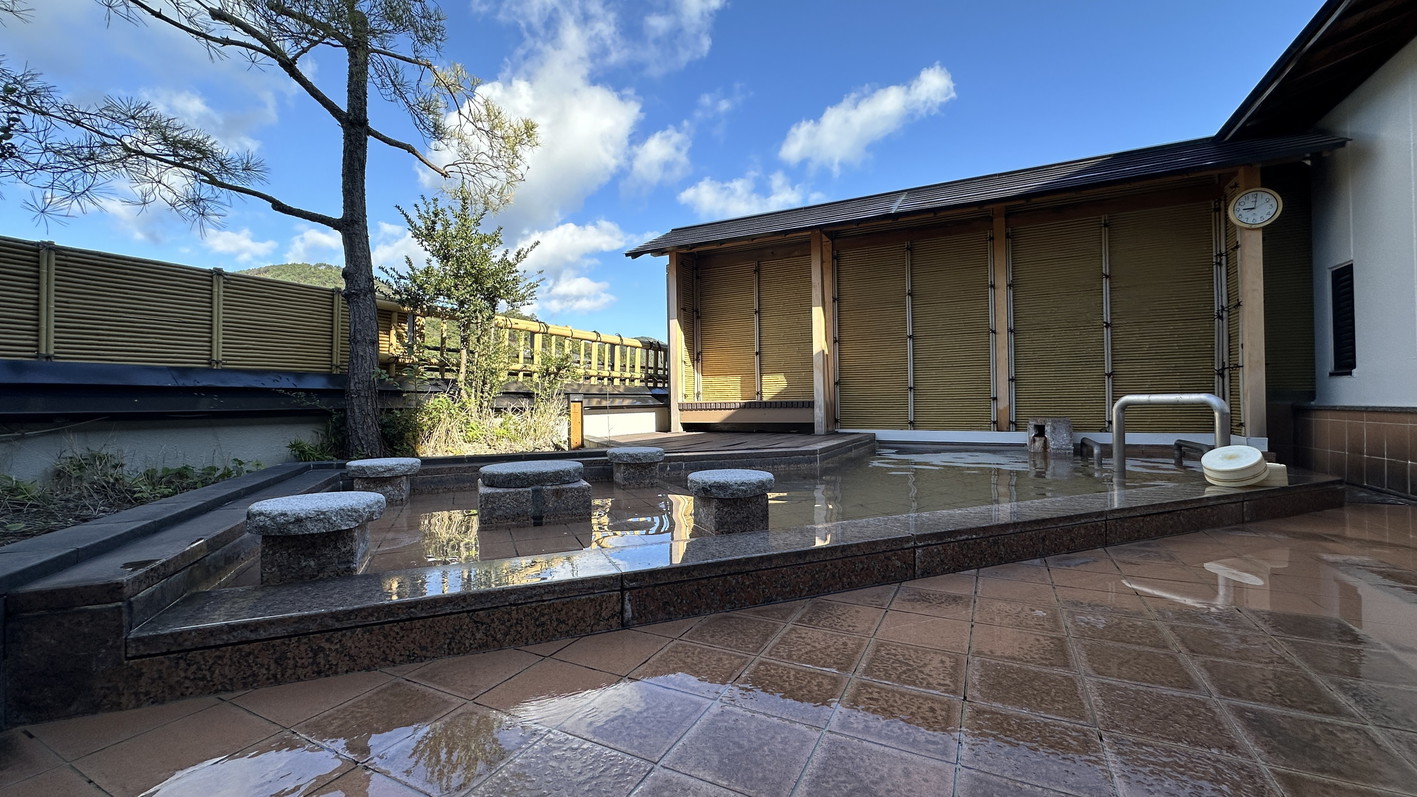【貸し切り温泉／展望露天風呂】地上7階の展望風呂。風の匂いと四季の移り変わりが楽しめる