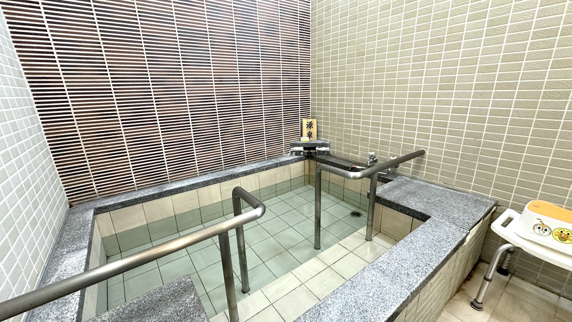 【貸し切り温泉／やわらぎ】腰を掛けやすい浴槽に手すり、車椅子のまま浴槽前まで移動可能な安全設計です。