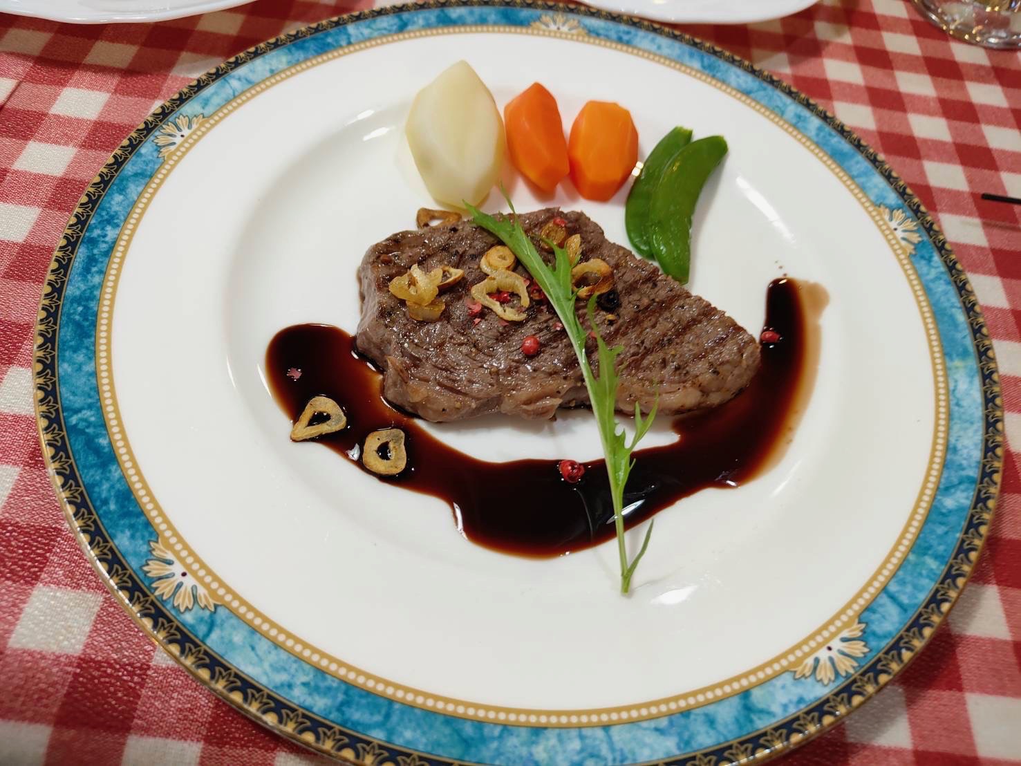 肉料理一例ビーフステーキ