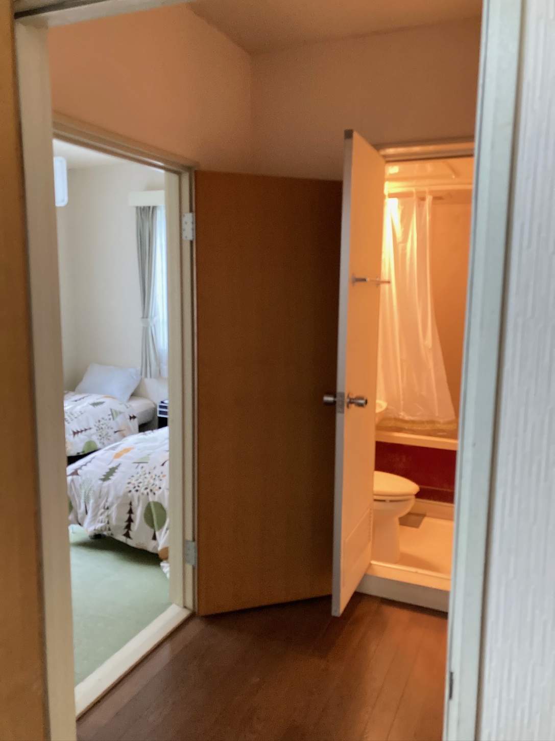 ユニットバス、トイレ付のお部屋です