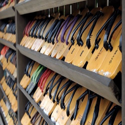 R城崎温泉駅前にある『下駄奉納板』