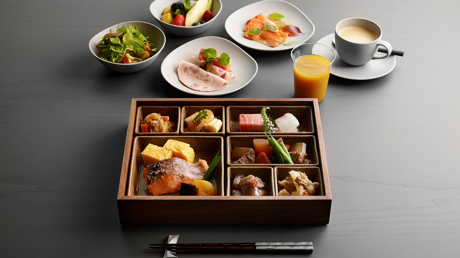 【朝食／和箱膳】素材の味を活かした季節感ある箱膳をビュッフェとともにお愉しみください。※イメージ
