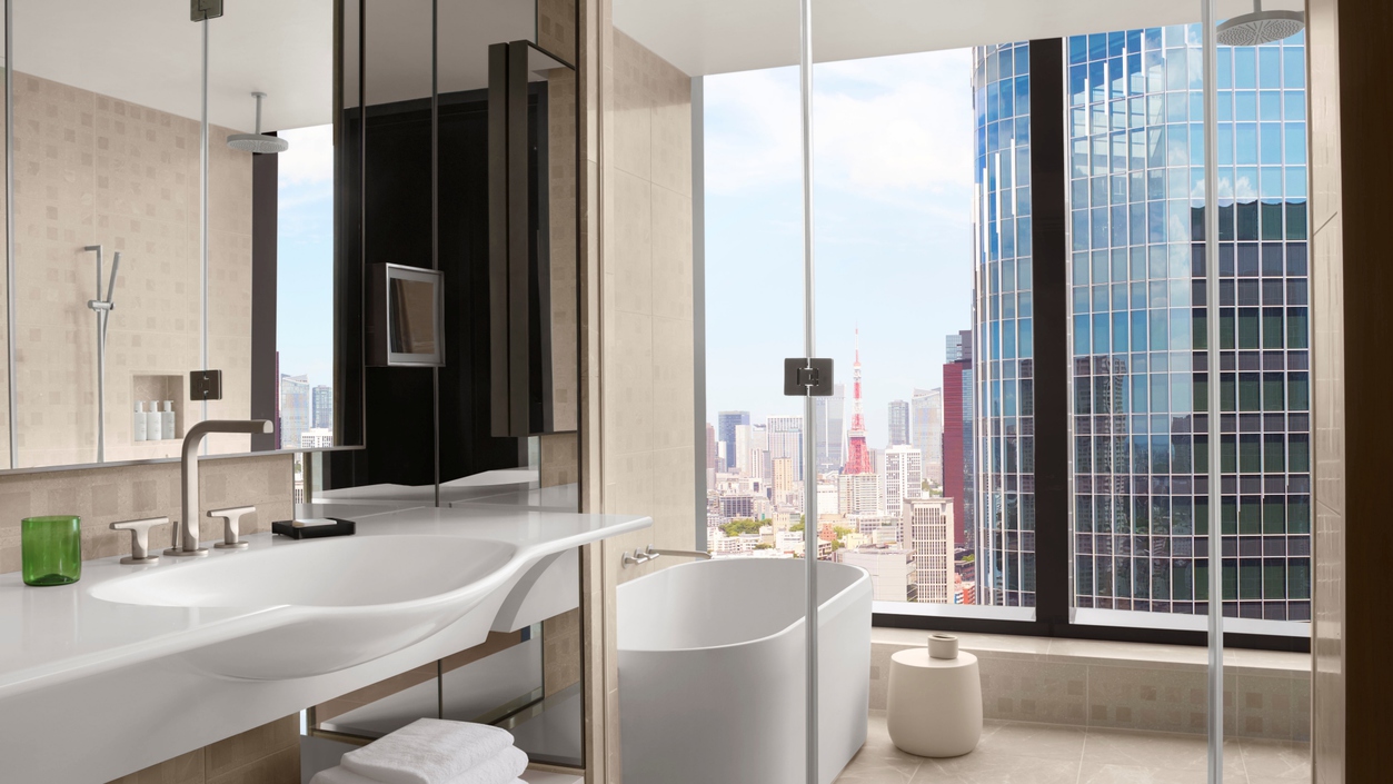 【アーバンデラックスキング／バスルーム】広がる街並みを眺めながら浸る、優雅なバスルーム。