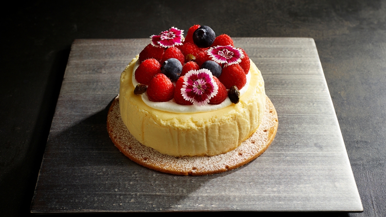【ル・クレス／ベイクドチーズケーキ】季節のフルーツを載せた贅沢なチーズケーキ※イメージ