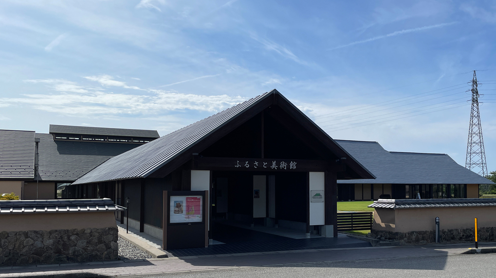 【朝日町立ふるさと美術館】車で15分赤川焼の陶芸体験工房のほか、朝日岳を眺望できる喫茶室があります