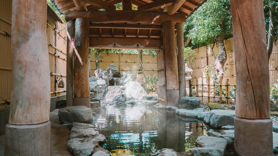  大浴場（露天風呂/女性）…;緑と岩に囲まれた源泉100%掛け流し加温無し〈宿泊者無料〉