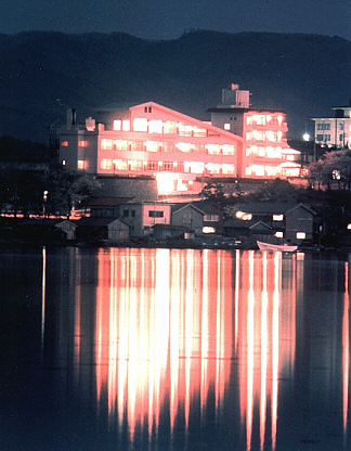 加茂湖とホテル全景（夜）