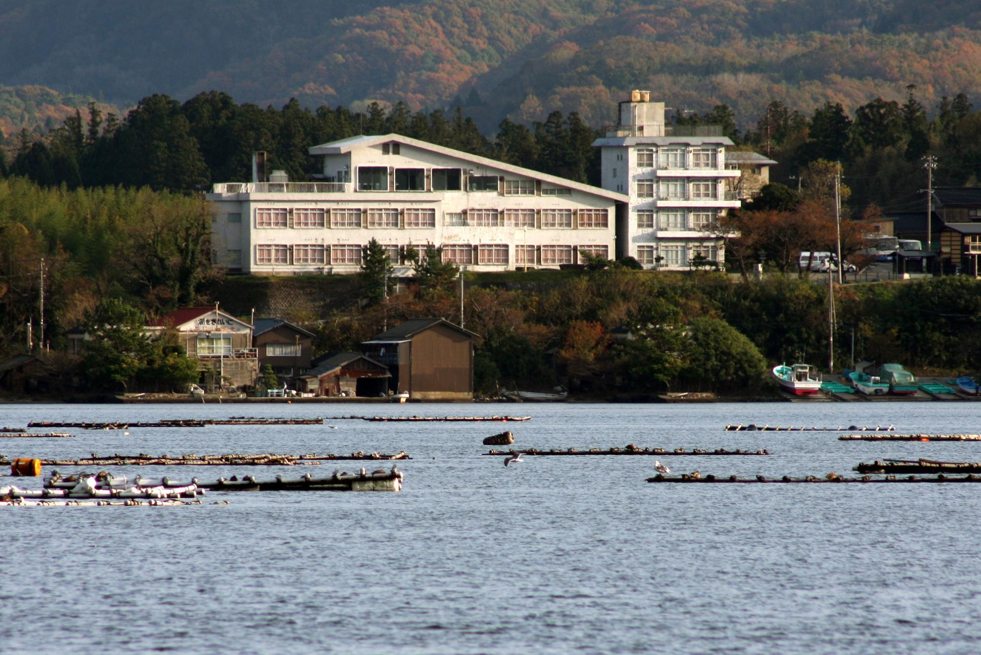 加茂湖とホテル全景