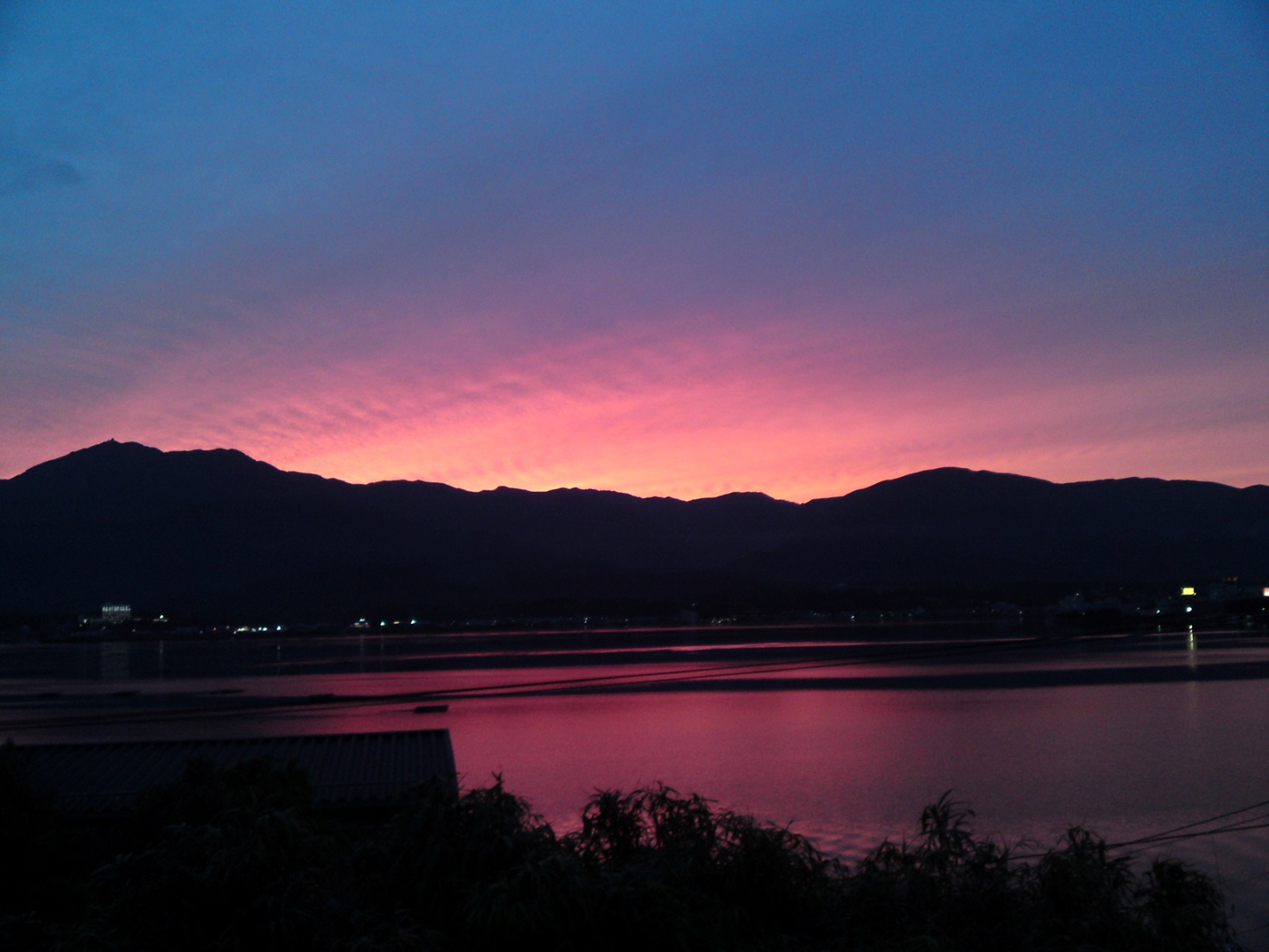 宿よりのぞむ朱鷺色の夕焼け