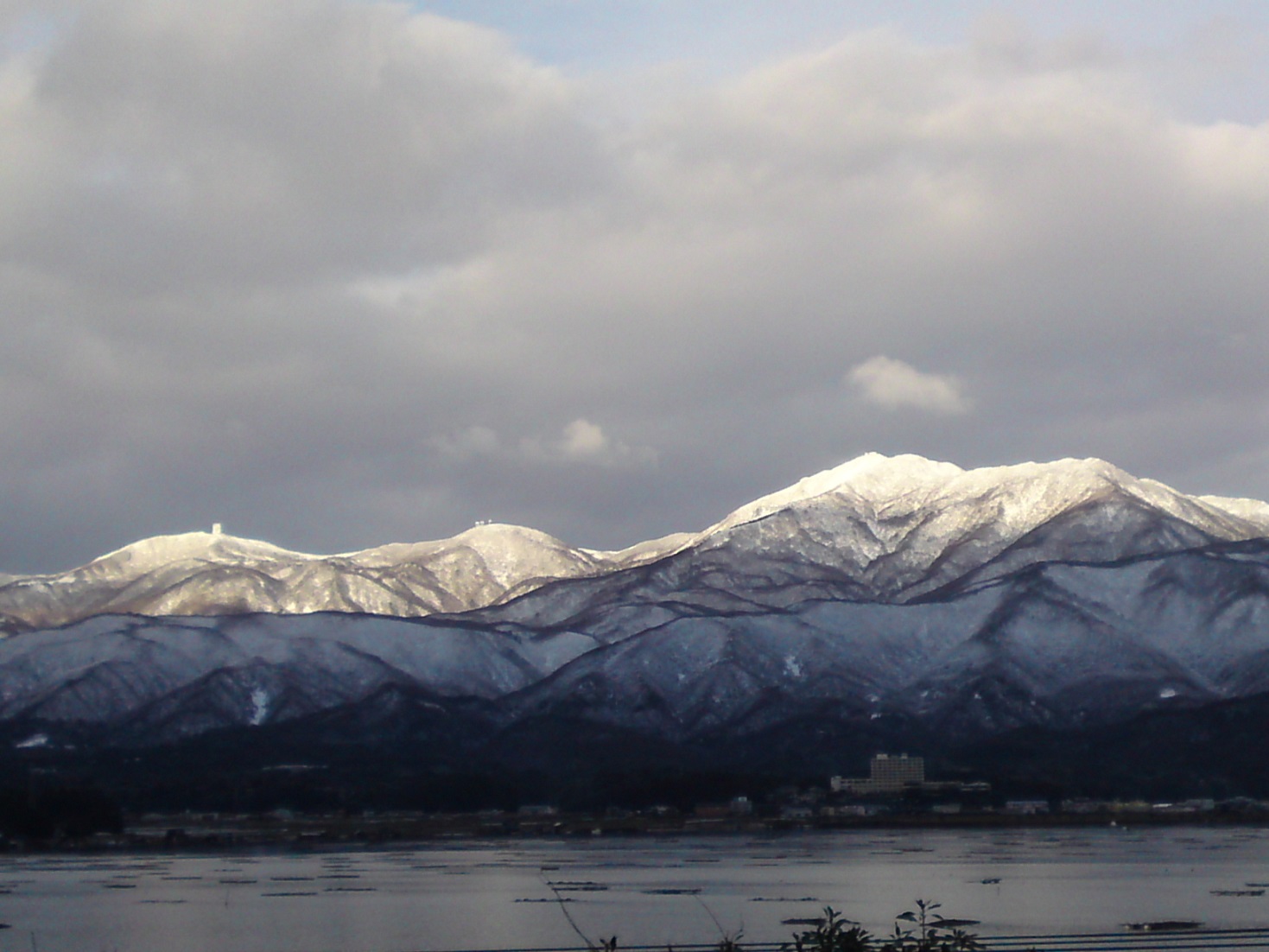 宿からのぞむ冬の金北山