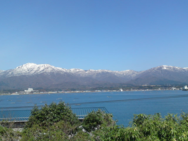 宿からのぞむ初春の金北山