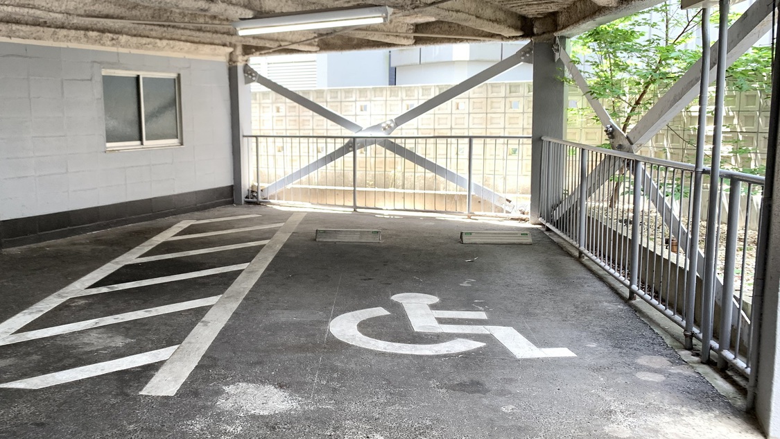 身障者用駐車場スペース広いスペースで裏口にも近いので安心してお停め頂けます！