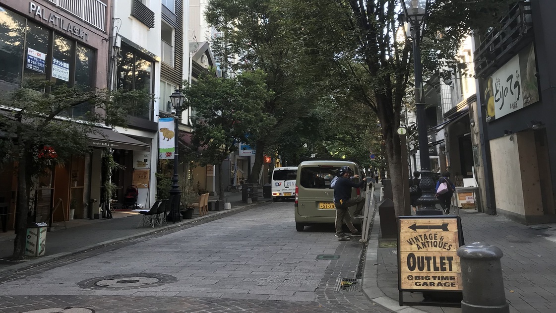 並木坂上通アーケードの終点から北に延びる並木通り。昔ながらの商店やおしゃれなレストランがあります