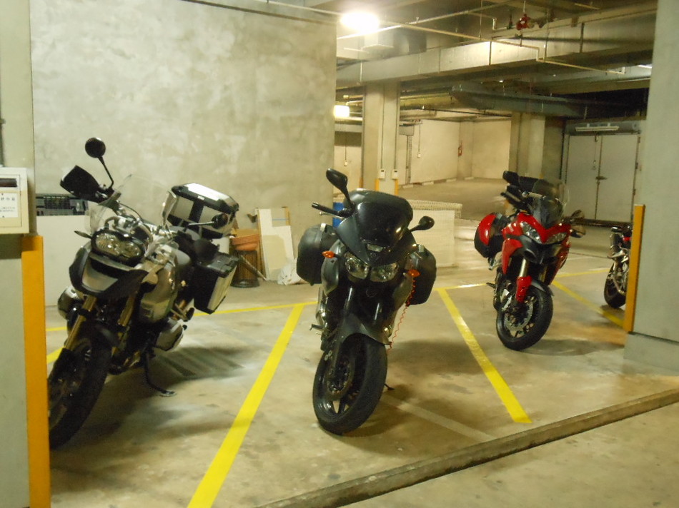 バイク駐車場①