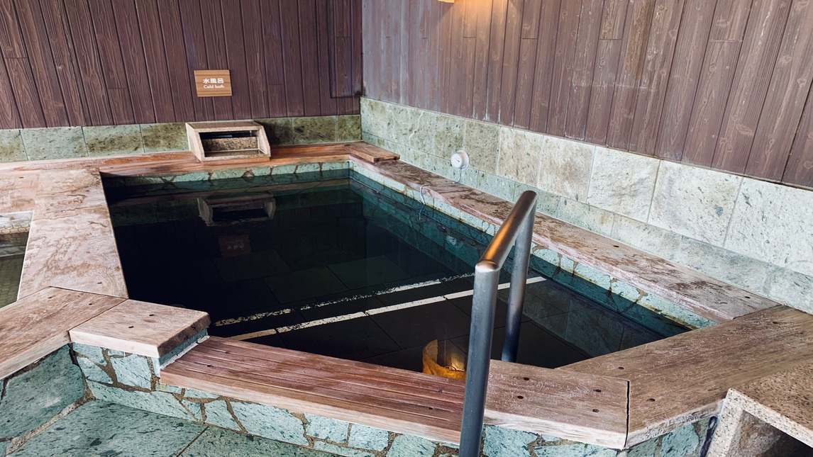 10階男性大浴場【水風呂】（水温：16〜17℃）