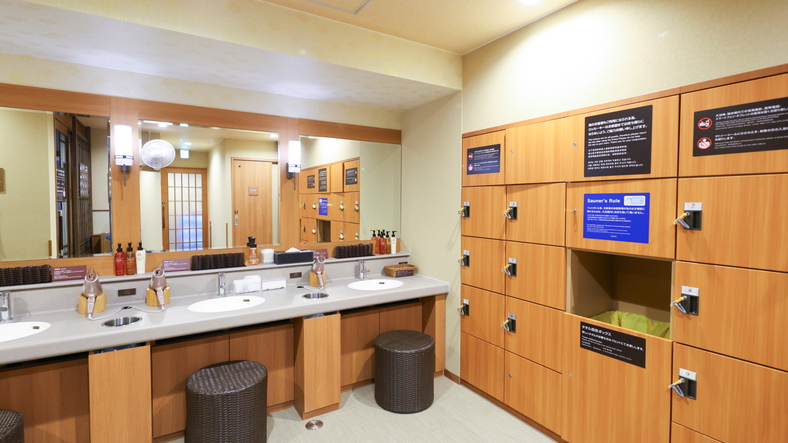 2階女性大浴場脱衣所（ロッカー数：18）