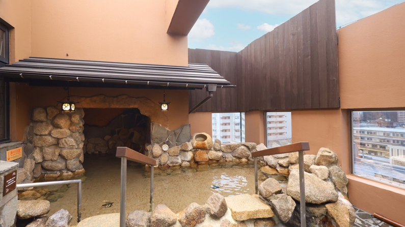 10階男性大浴場露天風呂（湯温：41〜42℃）