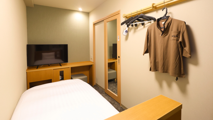 コンパクトシングルルーム【禁煙】（110ⅹ195センチｘ1台）約12平米デスクタイプシャワー付